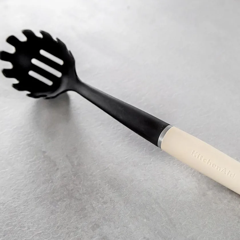 Lifetime Brands Europe ltd KitchenAid Pastaskje 35cm Nylon Krem Clearance