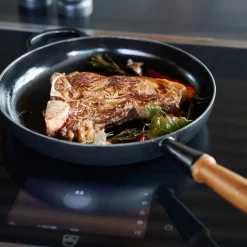 LE CREUSET Støpejernspanne med Trehåndtak 28cm Matte Black Clearance