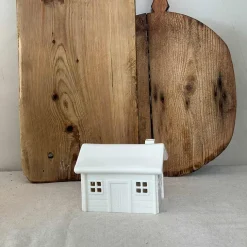 PORSGRUNDS PORSELÆNSFABRIK Porsgrunds Porselænsfabrik Jul På Tunet Veslestugu Med Pipe 13,4x10,8cm Sale