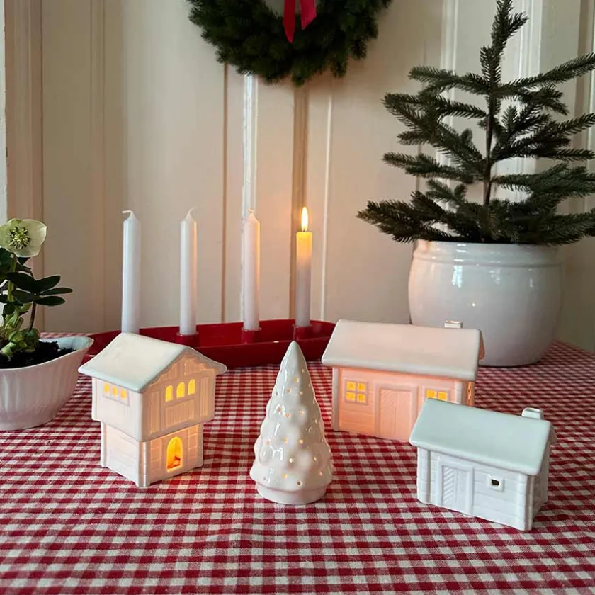 PORSGRUNDS PORSELÆNSFABRIK Porsgrunds Porselænsfabrik Jul På Tunet Veslestugu Med Pipe 13,4x10,8cm Sale