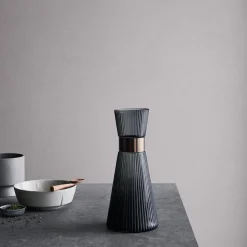 ROSENDAHL Grand Cru Vannkaraffel m/Riller 1L Grå Online